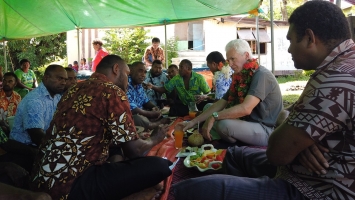 FAO Deputy Director-General visits fishing families in Fiji to view successes in sustainable fishing practices